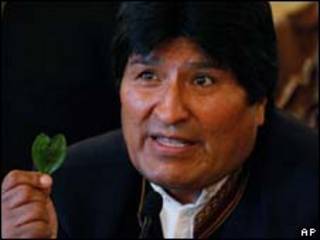 O presidente da Bolívia, Evo Morales, segura folha de coca durante coletiva de imprensa meste segunda-feira (AP)