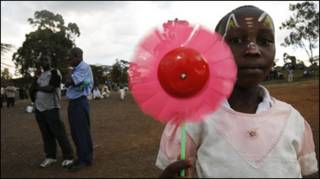 Trẻ em ở Kenya trong một chương trình BBC World Service
