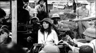 Jane Fonda thăm một đơn vị phòng không Hà Nội tháng 7/1972