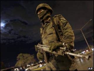 Soldado mexicano en la frontera con Estados Unidos.