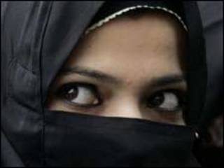 تصویر یک زن با حجاب چادر و مقنعه