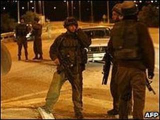 Policiais israelenses em um bloqueio de estrada na Cisjordânia