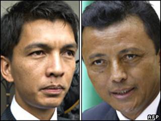 O líder da oposição Andry Rajoelina (esq.) e Ravalomanana (dir.)
