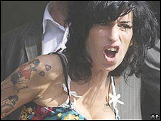 Amy Winehouse chega ao tribunal