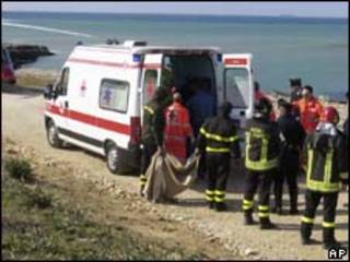 Médicos socorrem turista alemã atacada por cães nesta terça-feira (AP)