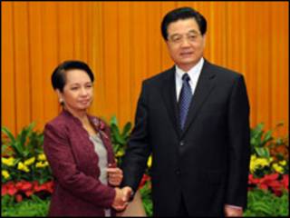 Tổng thống Philippines Gloria Arroyo và Chủ tịch Trung Quốc Hồ Cẩm Đào hồi tháng 8/2008