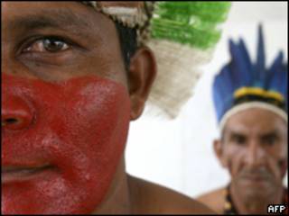 Índios participam de protesto por demarcação de reserva Raposa Serra do Sol, em março deste ano (AFP)