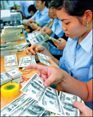 Ngân hàng Việt Nam đang kiểm tiền đô la