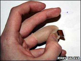 Dedo com 'pen drive'