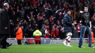 Cesc Fabregas và ông Brian Horton (bên trái) sau trận bóng