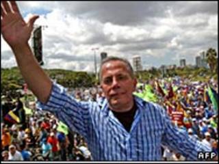 Manuel Rosales durante campanha de 2006/AP