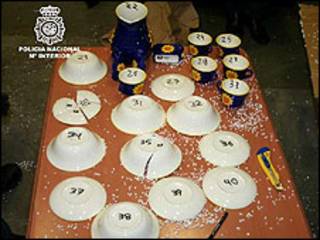 Louça feita com pasta de cocaína (foto: Ministério do Interior da Espanha)