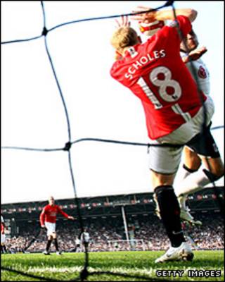 Cú chơi bóng bằng tay của Paul Scholes
