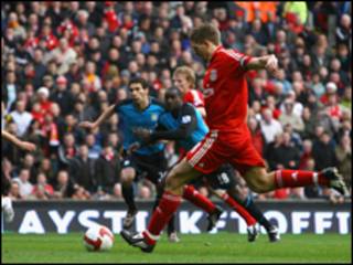 Gerrard ghi bàn thắng thứ ba vào lưới Villa