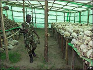 Soldado ruandês observa crânios de pessoas mortas no genocídio de 1994 (AP/arquivo)