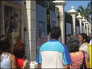 Personas en la Avenida del Puerto de La Habana