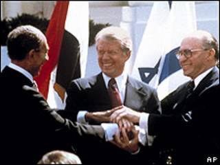 De izquierda a derecha, el presidente de Egipto, Anwar Sadat, de EE.UU. Jimmy Carter y el premier israelí Menachem Begin