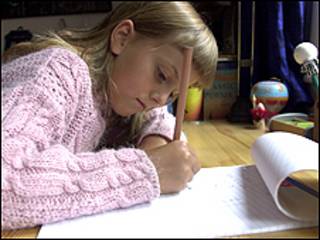 Niña estudiando