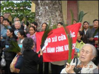 Giáo dân hậu thuẫn các bị cáo ngày chung thẩm (nguồn VietCatholic.net)