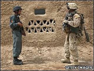 Soldado afegão e soldado americano