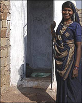 Mujer india frente a servicio sanitario
