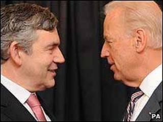 El primer ministro británico Gordon Brown y el vicepresidente de EE.UU. Joe Biden