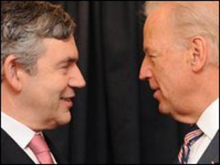 Phó tổng thống Mỹ Joe Biden (bên phải) và thủ tướng Anh Gordon Brown