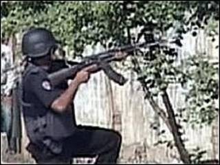 Imagem de televisão mostra soldado durante cerco a complexo em Lahore