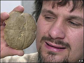 John Shepherd muestra un pancillo cocinado hace 180 años. Foto de archivo: 2000