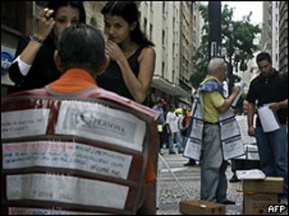 Mulheres observa anúncios de empregos no centro de São Paulo (AFP,13/3)
