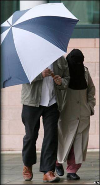 Naseebah Bibi (à dir.) chega a julgamento