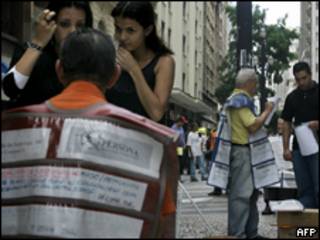 Pessoas olham ofertas de emprego no centro de São Paulo (AFP, 13/3)