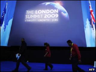 Pessoas caminham no ExCel Centre, em Londres, onde acontece o encontro do G20 nesta quinta-feira (AFP)