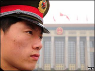 Soldado do Exército chinês posicionado em Pequim (AFP, 4/3)