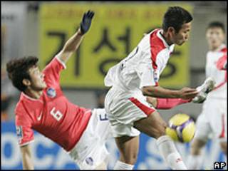 Juagadores de Corea del Norte y Corea del Sur se disputan el balón