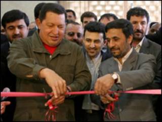 Chávez e Ahmadinejad inauguram banco binacional em Teerã (AFP)