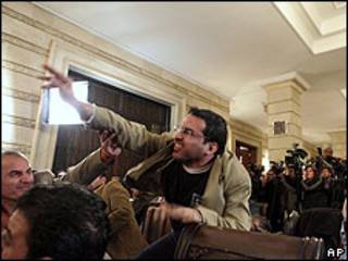 Muntadar al-Zaidi arrojando su zapato a Bush