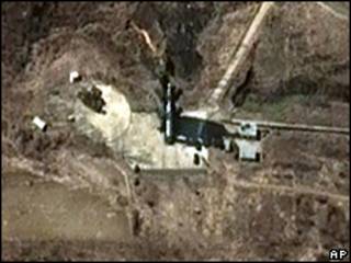Imagem de satélite de plataforma de lançamentos na Coreia do Norte (AP, 29/3)