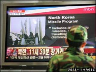 Sul-coreano observa lançamento de foguete da Coréia do Norte