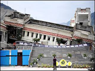 Prédio destruído em Yin Xiu, em Seichuan, na China