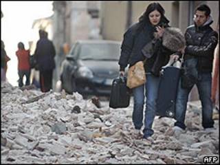 Moradores de Áquila abandonam suas casas para escapar do tremor