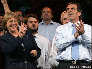 El candidato, con la actual presidenta chilena, en una imagen de archivo
