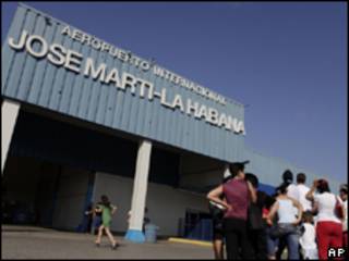 Cubanos aguardam chegada de parentes no Aeroporto Internacional Jose Marti, em Havana (AP, 3/4)
