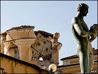 Catedral de L'Aquila, con la cúpula parcialmente destruida
