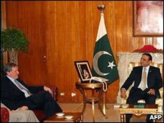 Richard Holbrooke (esq.) e Asif Ali Zardari