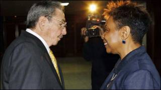 Nữ dân biểu Barbara Lee với chủ tịch Raul của Cuba