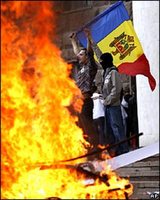 Manifestantes a las afueras del Parlamento de Moldavia, en Chisinau