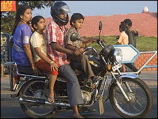 Familia india viaja en motocicleta.