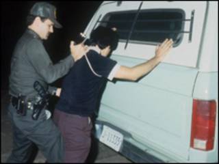 Policia migración arresto