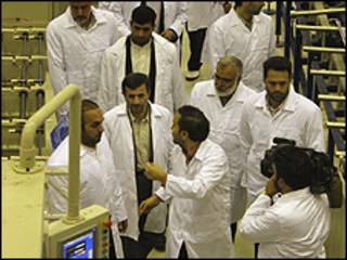 El presidente de Irán, Mahmoud Ahmadinejad, en una planta de Isfahan